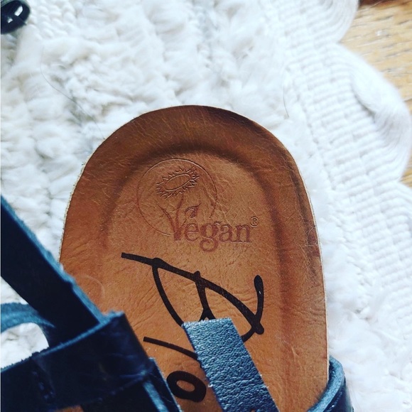 Blowfish Strappy Sandals - Never Worn - Size 9.5 - Picture 2 of 2